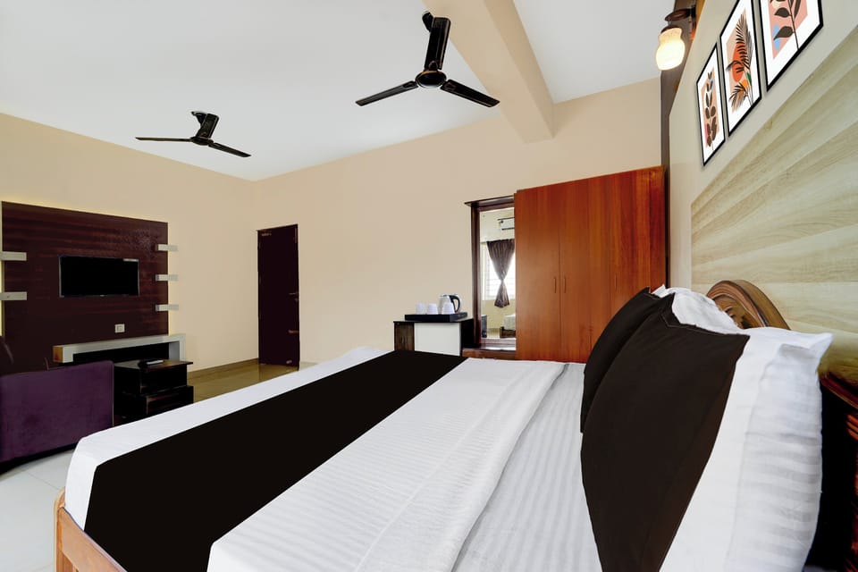 Deluxe Room | Desk, WiFi (free), bed sheets