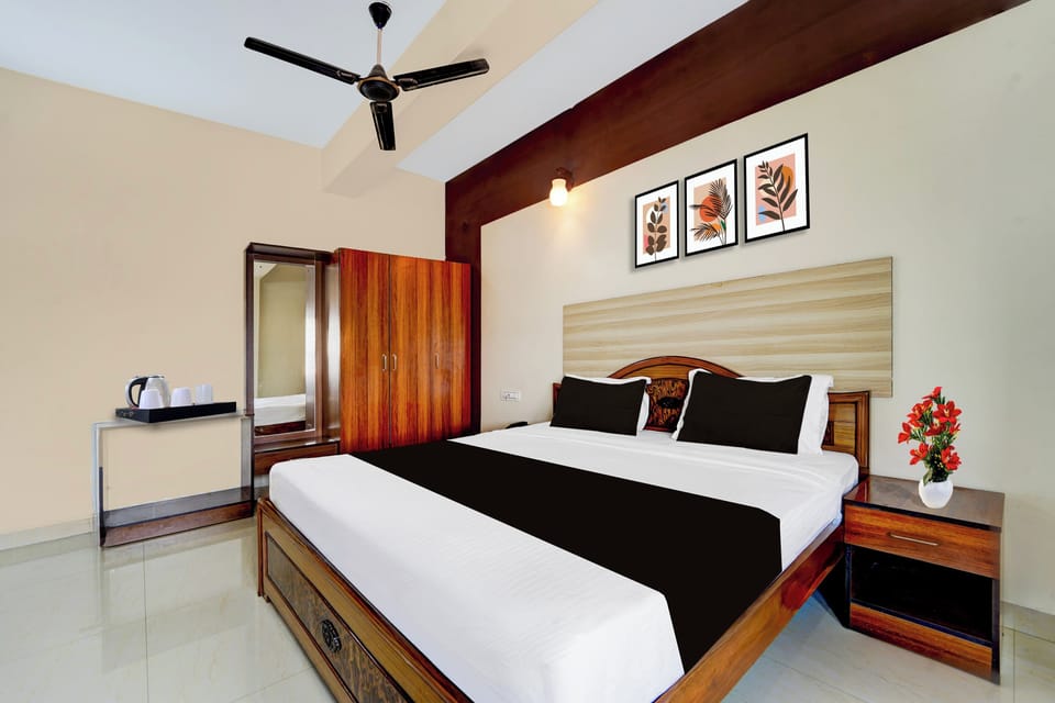 Deluxe Room | Desk, WiFi (free), bed sheets