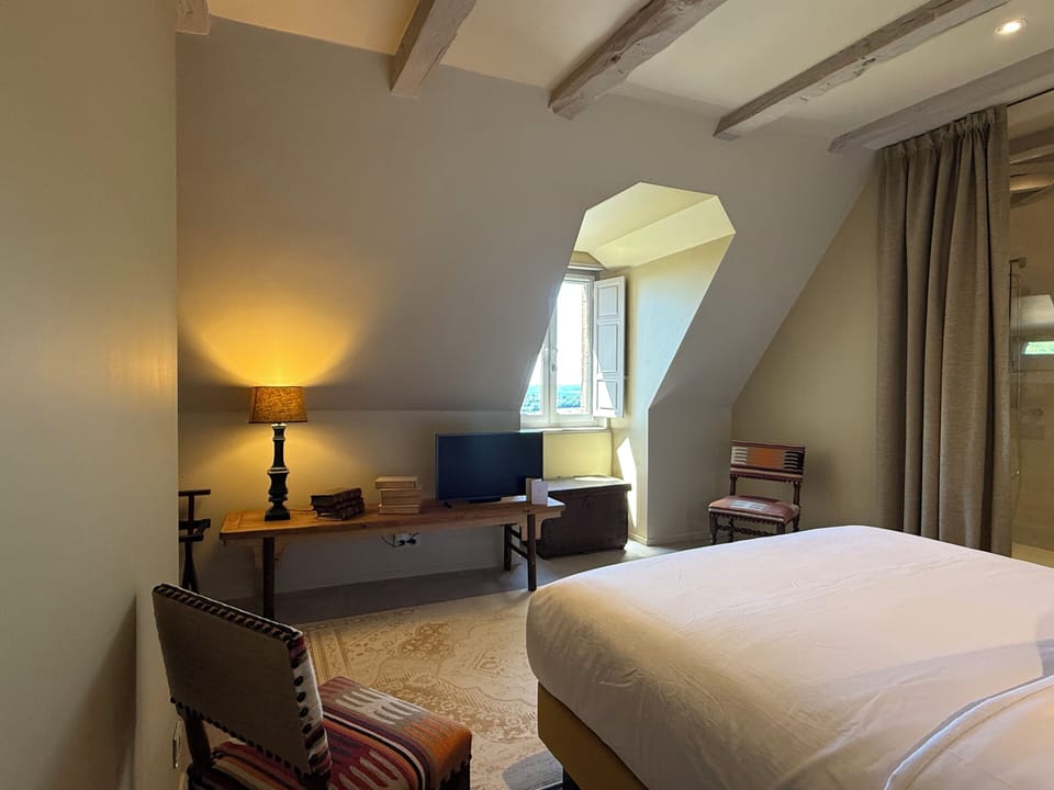 Minibar (some free items), in-room safe, WiFi (free)