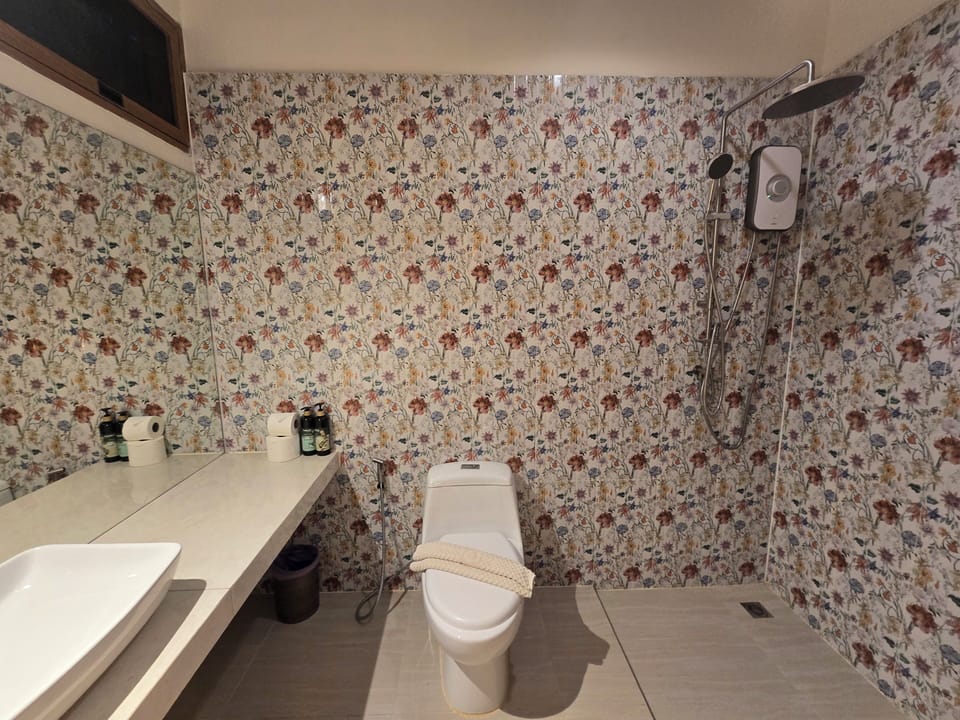 Comfort Double Room, Garden View | Bathroom | Shower, free toiletries, towels, soap