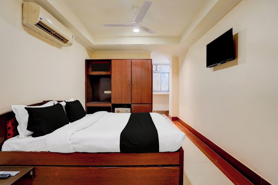 Desk, WiFi (free), bed sheets