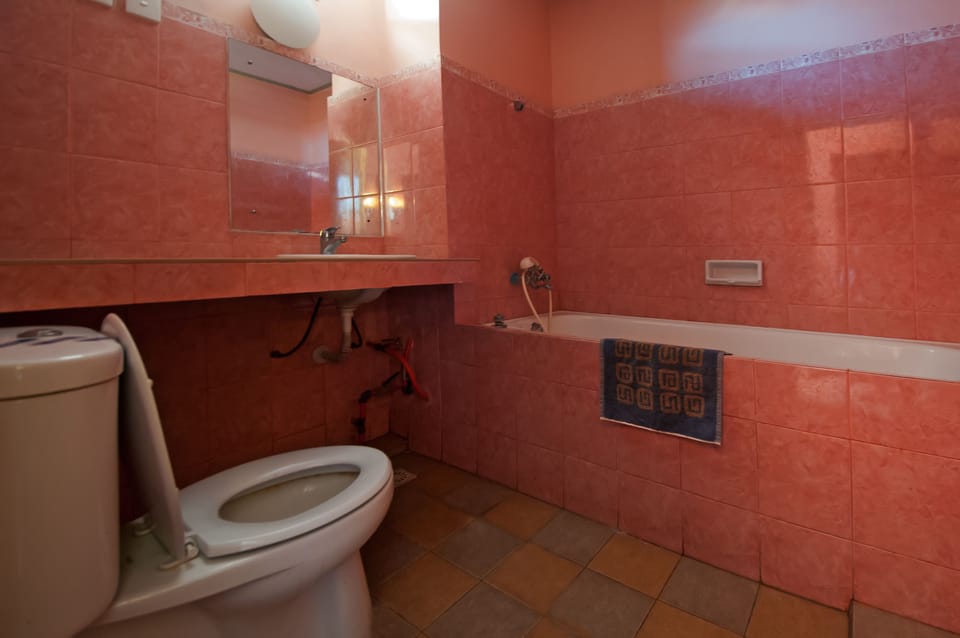 Combined shower/tub, towels