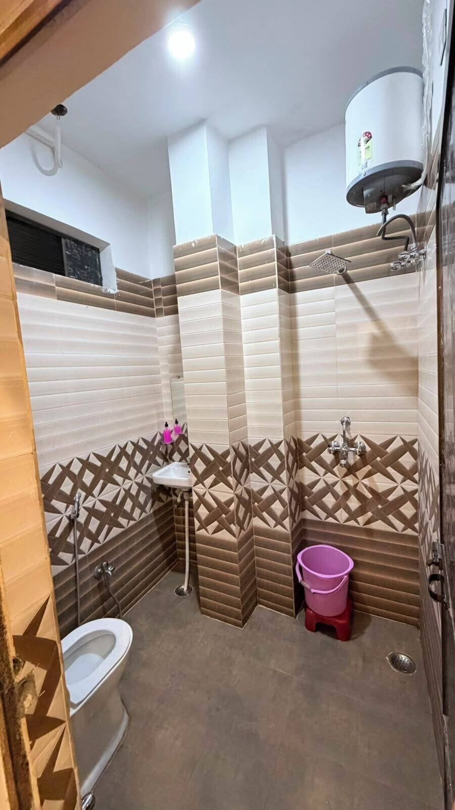 Premium Triple Room | Bathroom | Shower, free toiletries, towels, soap