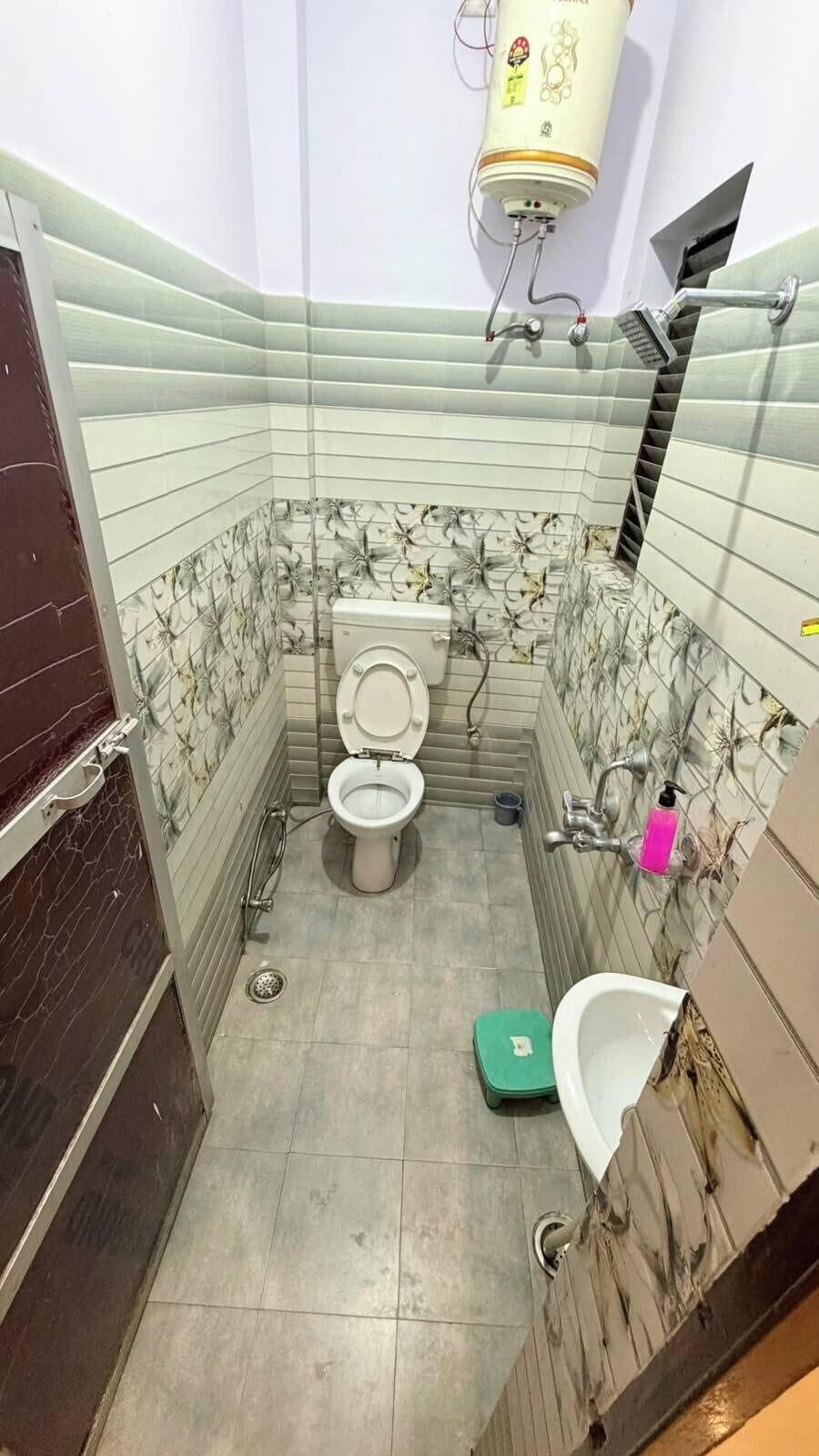 Standard Triple Room | Bathroom | Shower, free toiletries, towels, soap