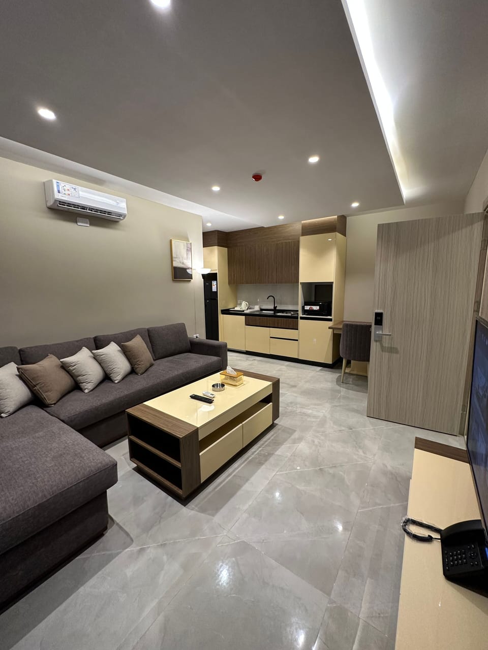 Apartment, 1 Bedroom, Accessible, Smoking | Living room