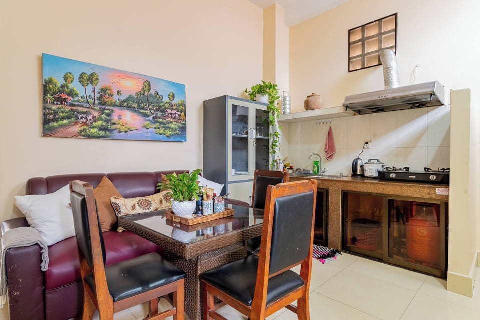 Apartment, 2 Bedrooms, Smoking, Balcony | Dining room