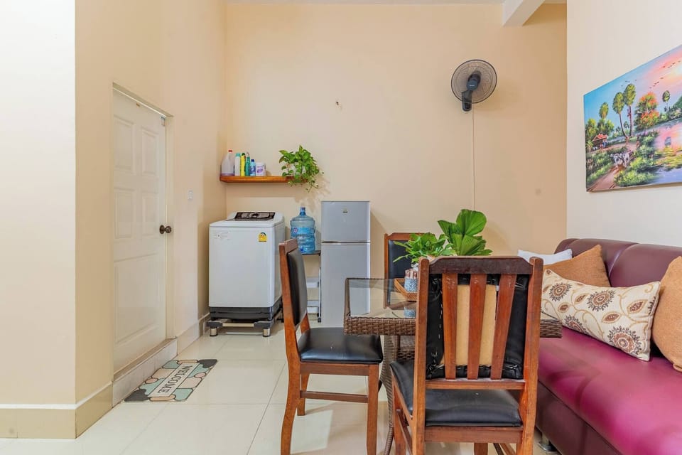 Apartment, 2 Bedrooms, Smoking, Balcony | Living room | Books