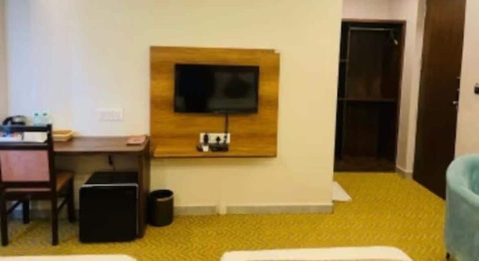 Desk, WiFi (free), bed sheets