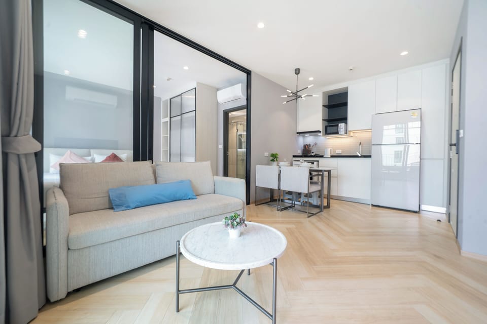 Condo, 1 Bedroom, Kitchenette, Pool View | Living area