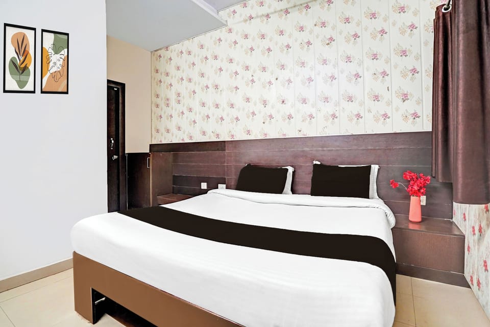 Desk, WiFi (free), bed sheets