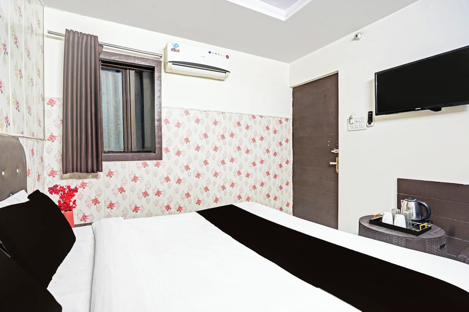 Desk, WiFi (free), bed sheets
