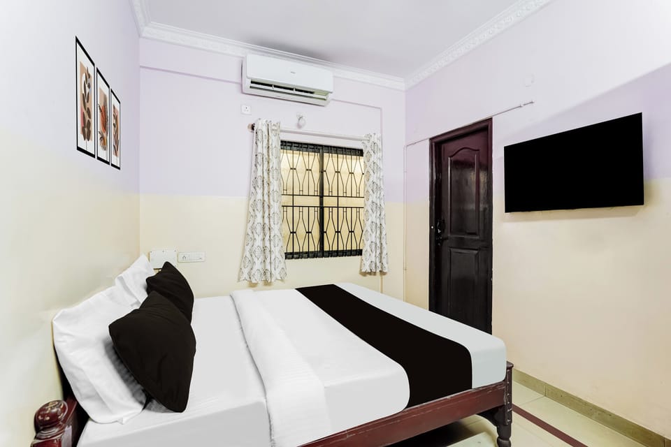 Desk, WiFi (free), bed sheets