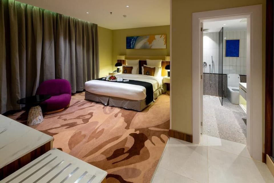 Executive Suite | In-room safe, blackout drapes, WiFi (free)