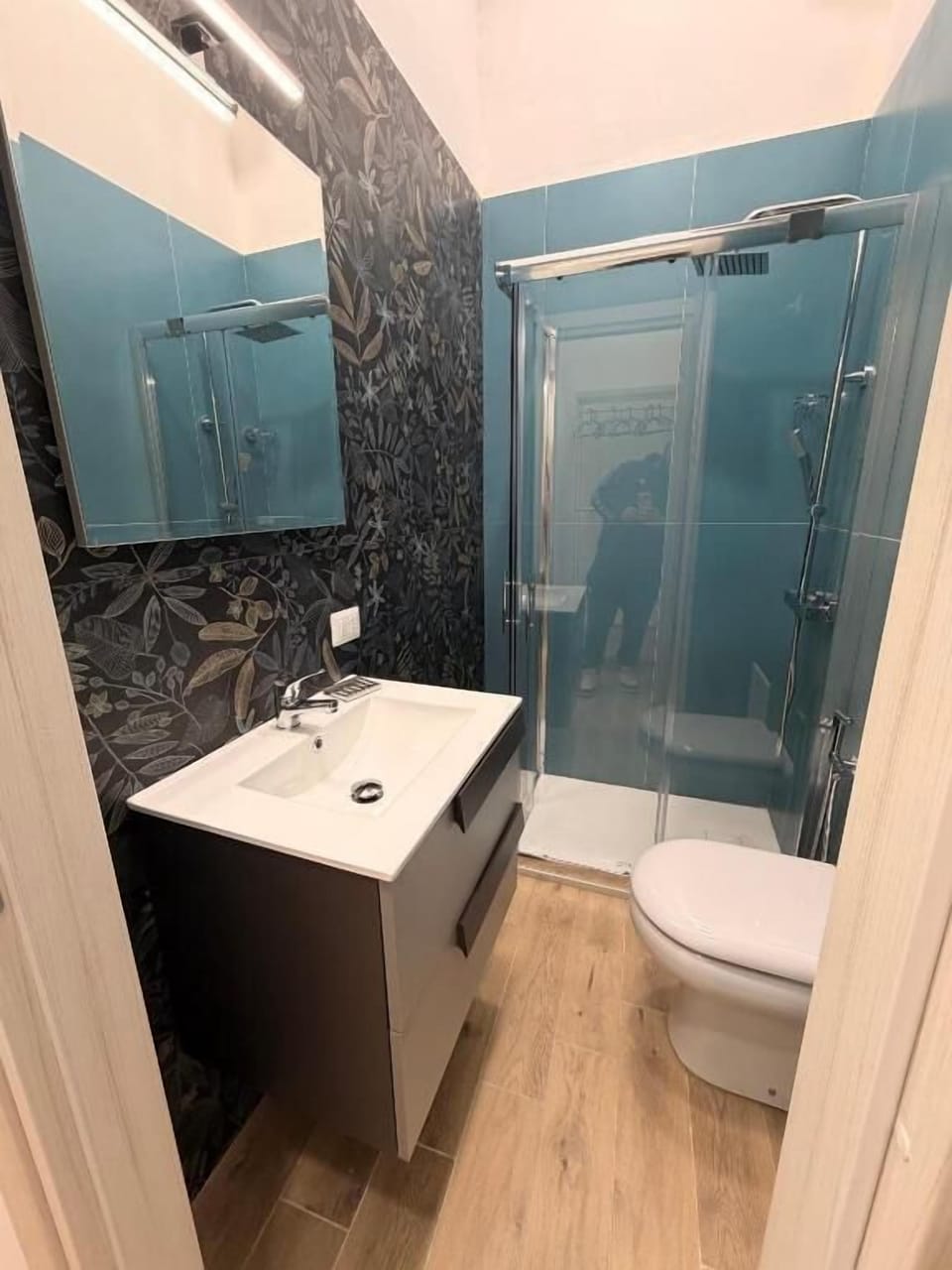 Basic Triple Room, Courtyard View | Bathroom | Shower, free toiletries, hair dryer, towels