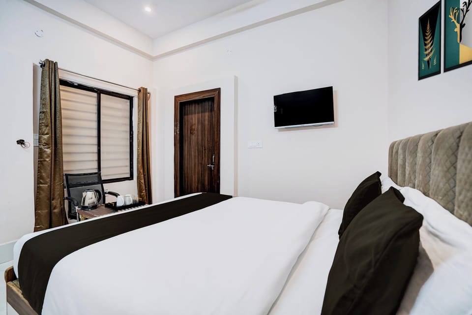 Desk, WiFi (free), bed sheets