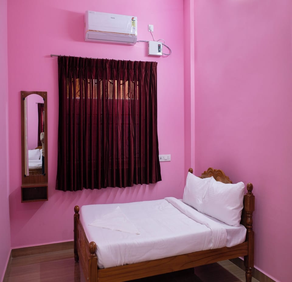 Deluxe Double Room | Hypo-allergenic bedding available, WiFi (free), bed sheets