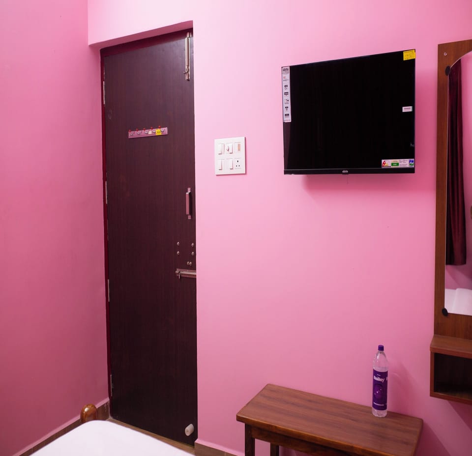 Deluxe Room | Hypo-allergenic bedding available, WiFi (free), bed sheets