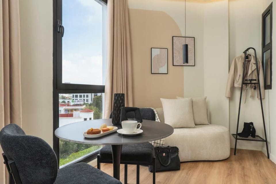 Standard Studio Suite, City View | Living area