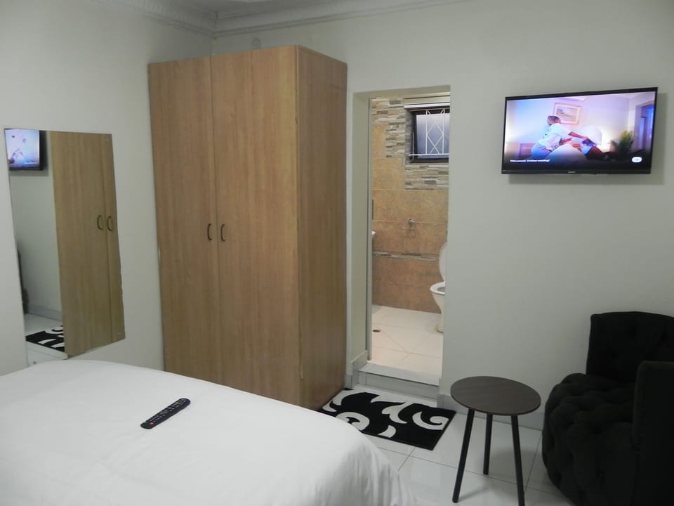 Deluxe Room | Desk, WiFi (free)