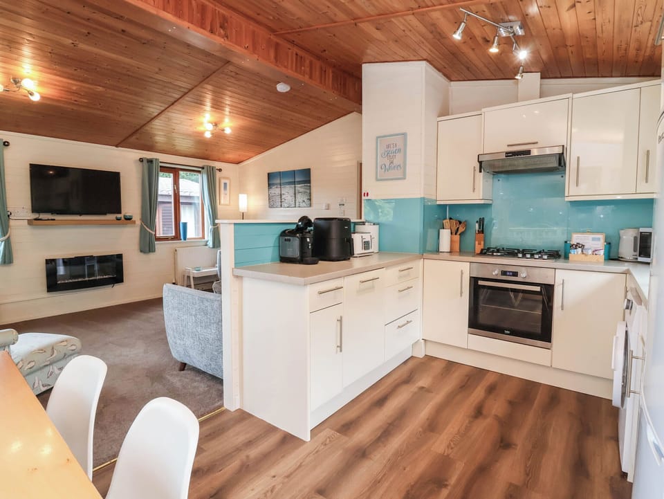 Cottage | Private kitchen | Dishwasher, cookware/dishes/utensils