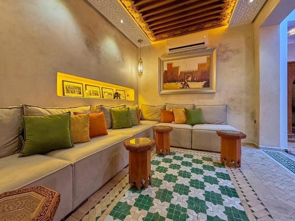 House, 6 Bedrooms, City View | Living area