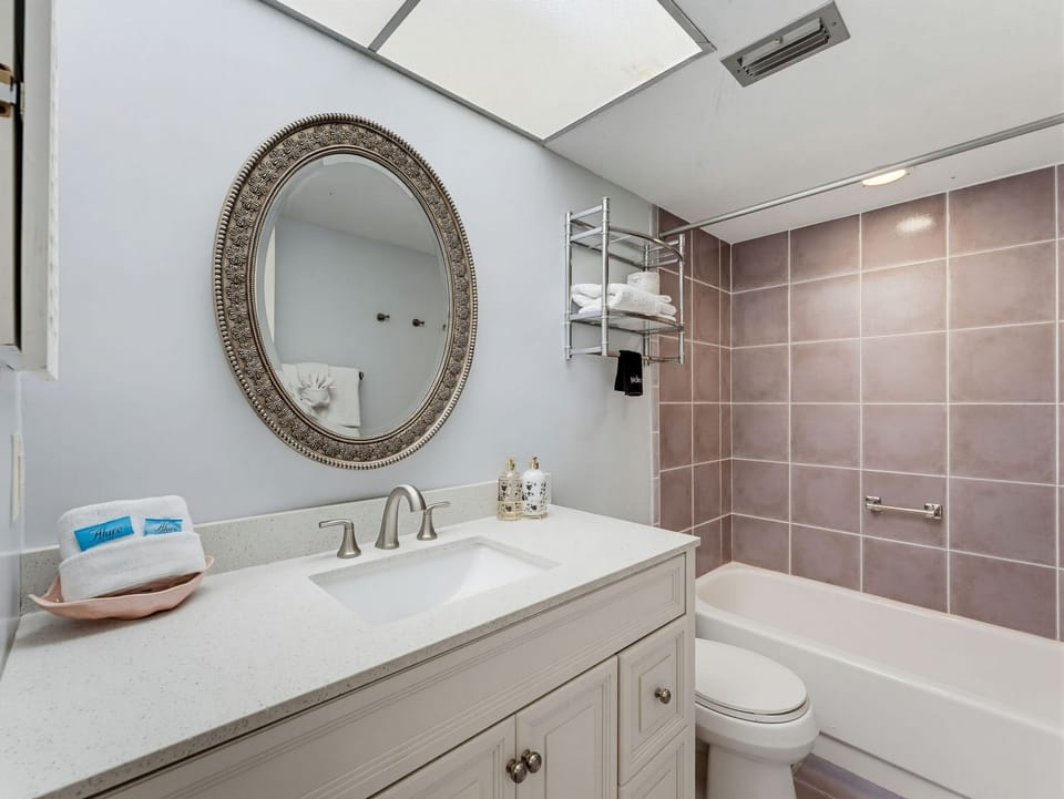 Guest Bathroom with Tub/Shower