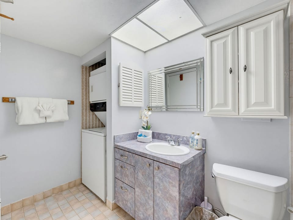 Attached Master Bathroom - Washer/Dryer for Use