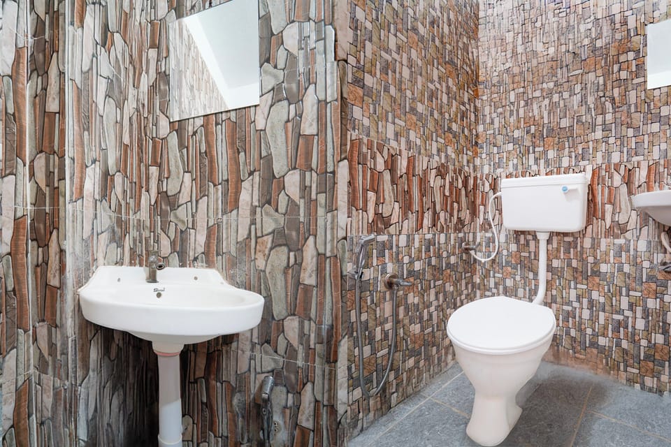 Classic Room | Bathroom | Shower, free toiletries, towels, soap