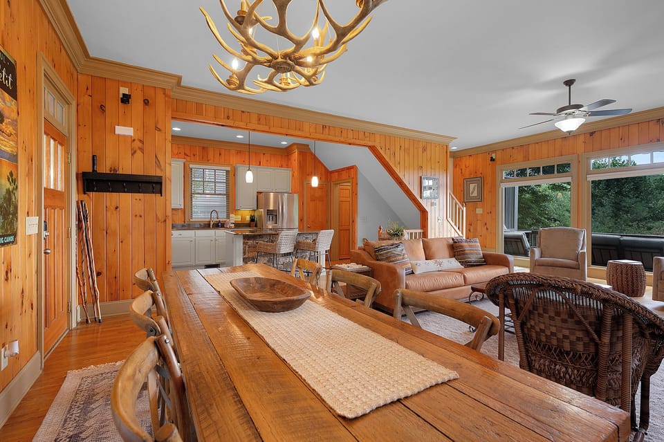 The Perch - Entry Level Dining Area