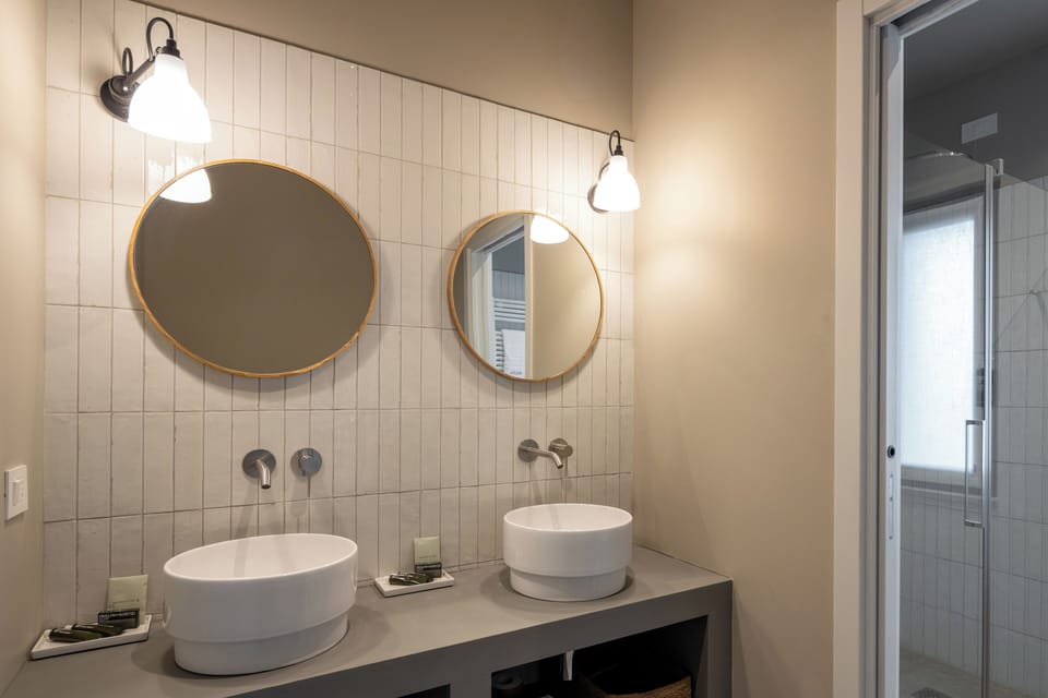 Apartment | Bathroom | Shower, towels, soap, shampoo