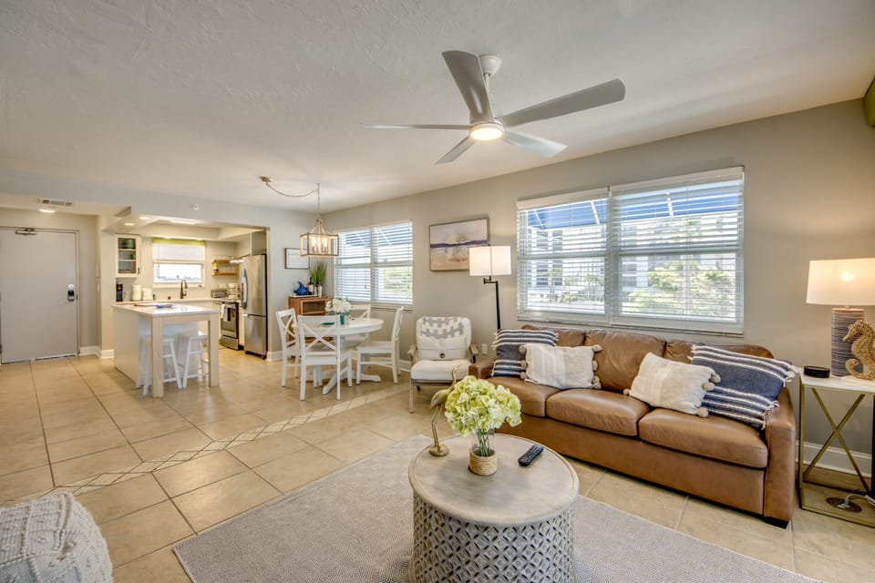 Condo, 2 Bedrooms | Living area