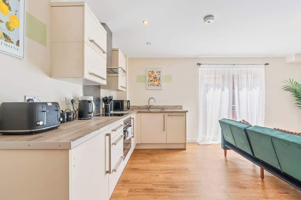 Prepare meals effortlessly in a fully equipped kitchen featuring an oven, microwave, fridge, coffee maker, and all necessary cookware. Suitable for short trips or extended stays, it ensures a comfortable home-like experience.
