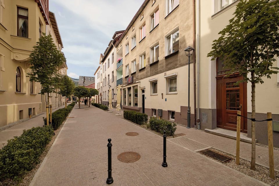 Apartament znajduje się przy ulicy Józefa Bema, w samym centrum Sopotu, zaledwie kilka kroków od ulicy Bohaterów Monte Cassino, Krzywego Domku oraz licznych restauracji, kawiarni i lokali rozrywkowych. 