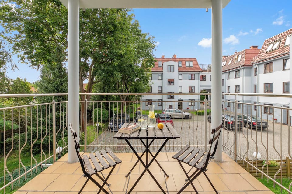 Z salonu można wyjść na umeblowany balkon z widokiem na wewnętrzny dziedziniec. Balkon wyposażony jest w stół i krzesła, dzięki czemu będzie przyjemnym miejscem na poranną kawę lub odpoczynek na świeżym powietrzu.