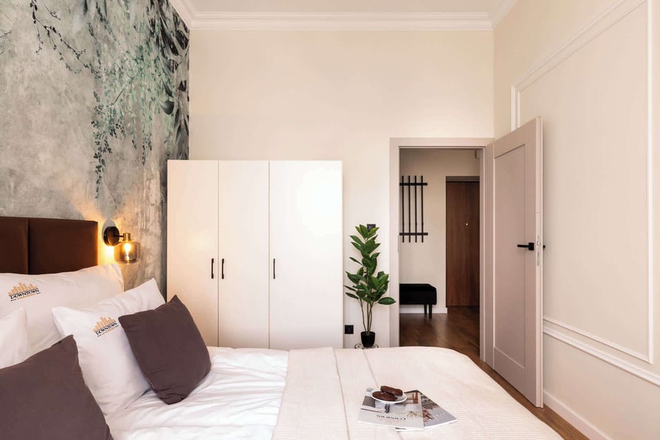 Oddzielna sypialnia wyposażona jest w wygodne łóżko małżeńskie z hotelową pościelą i kompletem poduszek. W pomieszczeniu znajduje się również szafa zapewniająca miejsce do przechowywania rzeczy.