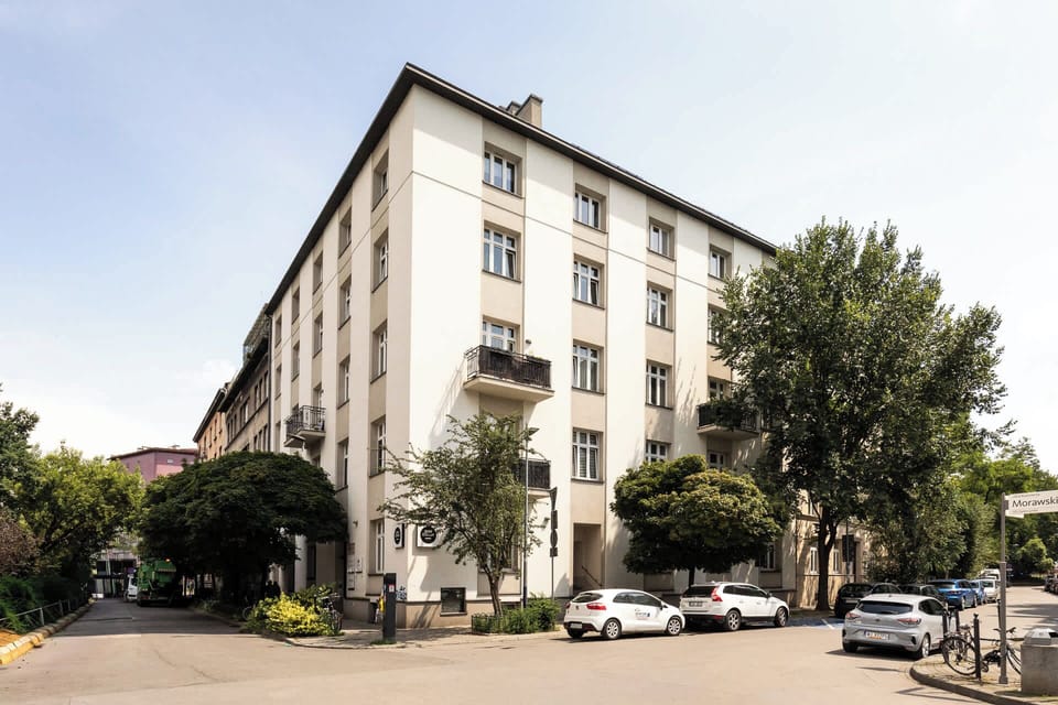 W okolicy znajdują się restauracje, kawiarnie, sklepy oraz punkty usługowe. Lokalizacja będzie odpowiednia zarówno na romantyczny wyjazd, rodzinne zwiedzanie Krakowa, weekend z przyjaciółmi, jak i pobyt służbowy.