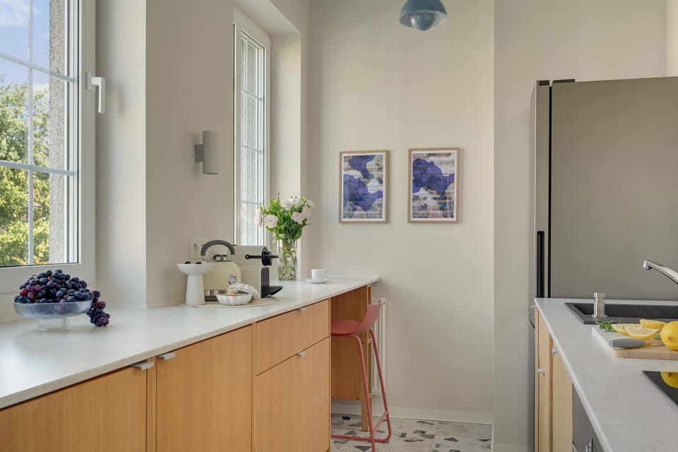 Oddzielna kuchnia została urządzona w jasnej kolorystyce. Do dyspozycji gości są płyta indukcyjna, piekarnik, duża lodówka z zamrażarką, kuchenka mikrofalowa, ekspres do kawy, czajnik elektryczny oraz zlew.