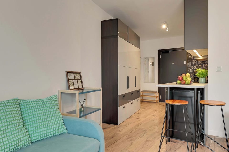 Przestrzeń apartamentu łączy funkcję sypialni, części wypoczynkowej i jadalnianej. Znajduje się w niej wygodne łóżko małżeńskie z hotelową pościelą i kompletem poduszek oraz rozkładana sofa zapewniająca dodatkowe miejsce do spania dla jednej osoby. 