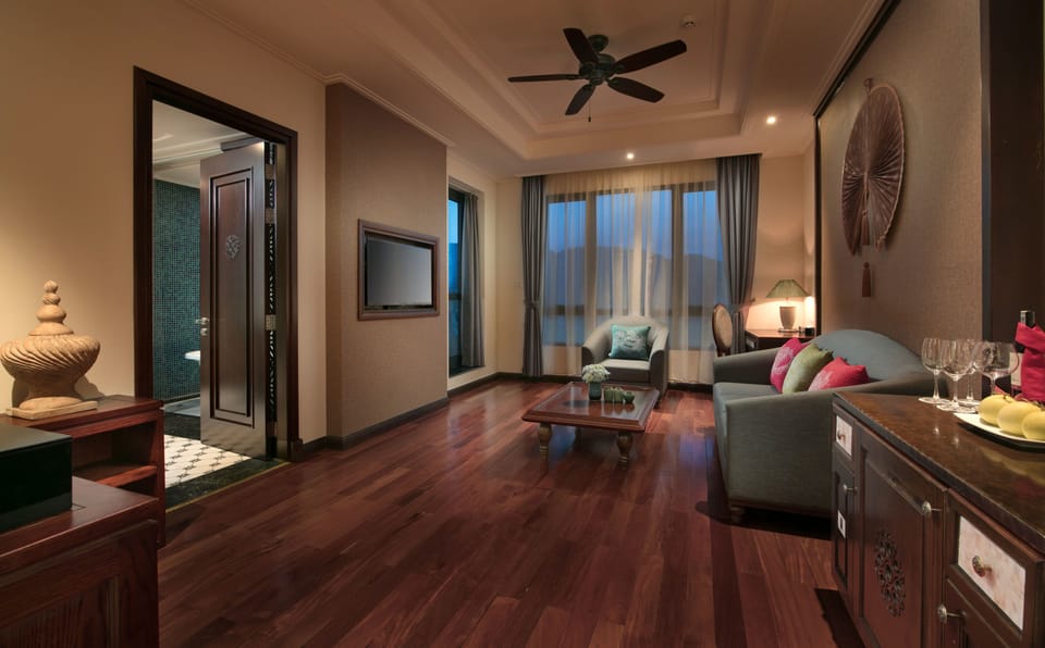 Suite | Living area | Flat-screen TV
