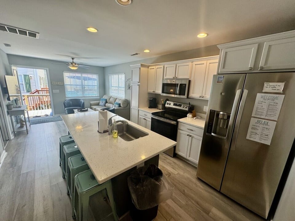 ocean-lakes-vacation-home-kitchen