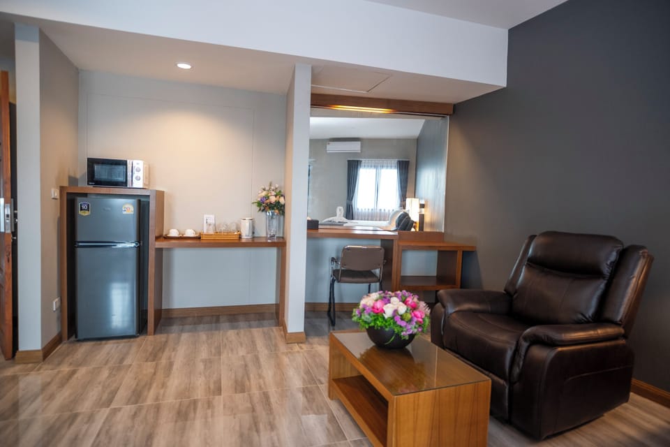 Sky Suite | Living area | 36-inch flat-screen TV with cable channels, TV