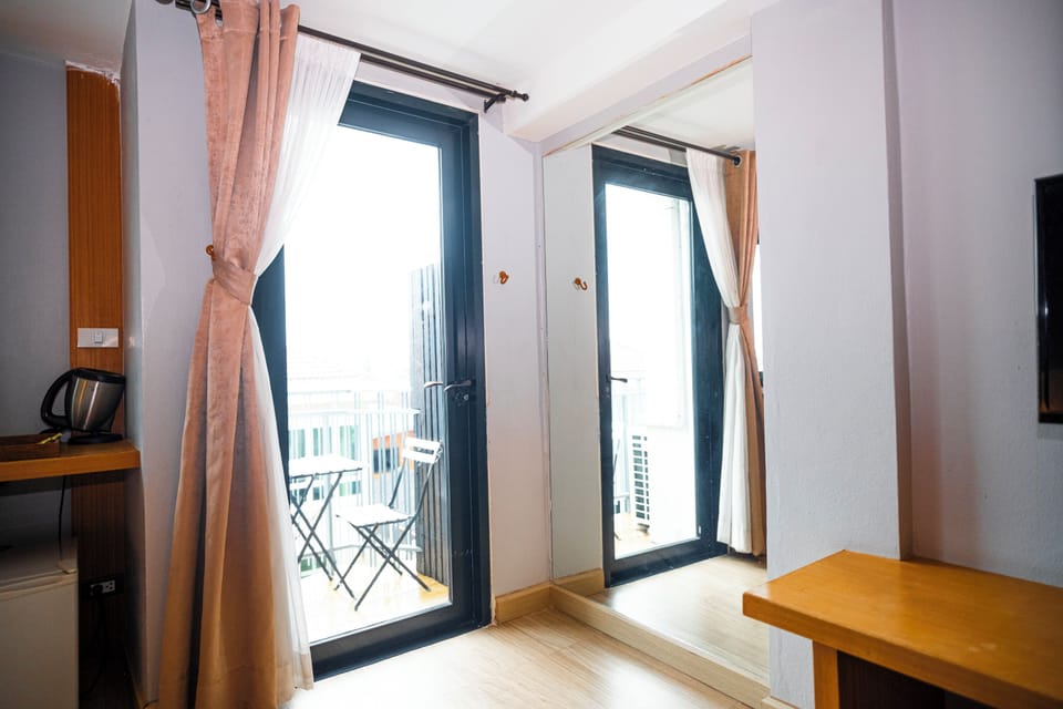 Minibar, in-room safe, WiFi (free), bed sheets