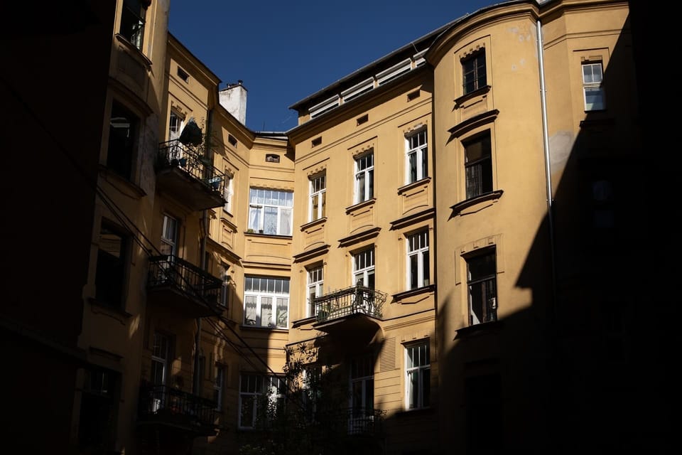 W okolicy znajdują się kawiarnie, restauracje, butiki oraz najważniejsze atrakcje miasta. Świetna komunikacja miejska umożliwia szybki dojazd w każdy zakątek Krakowa.