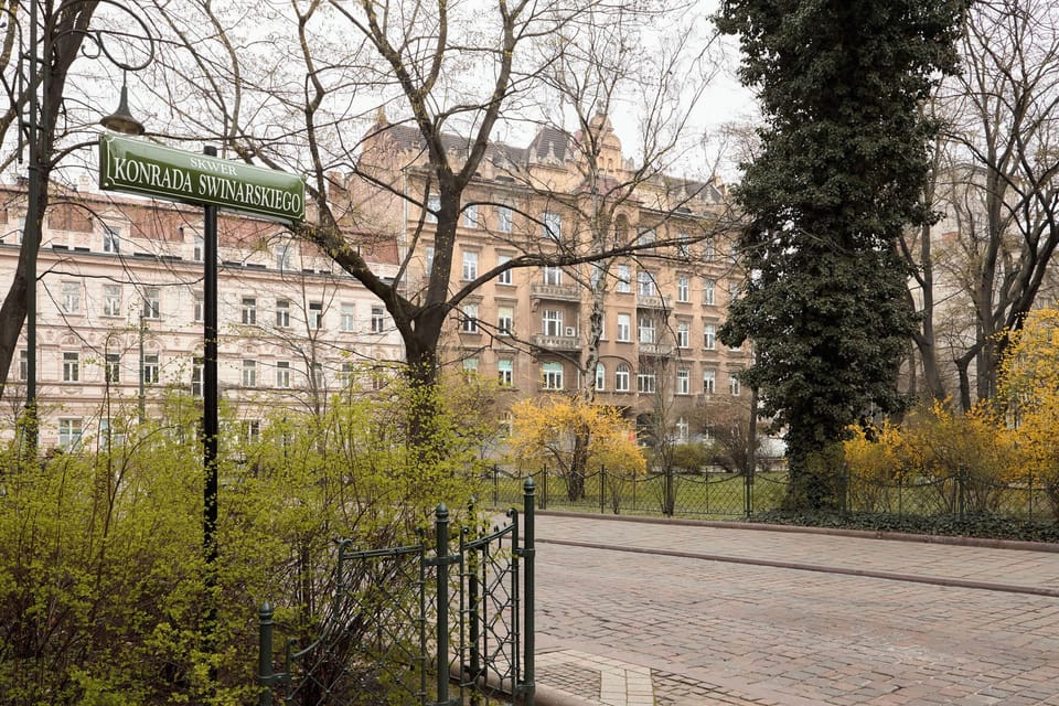 W okolicy znajdują się kawiarnie, restauracje, butiki oraz najważniejsze atrakcje miasta. Świetna komunikacja miejska umożliwia szybki dojazd w każdy zakątek Krakowa.