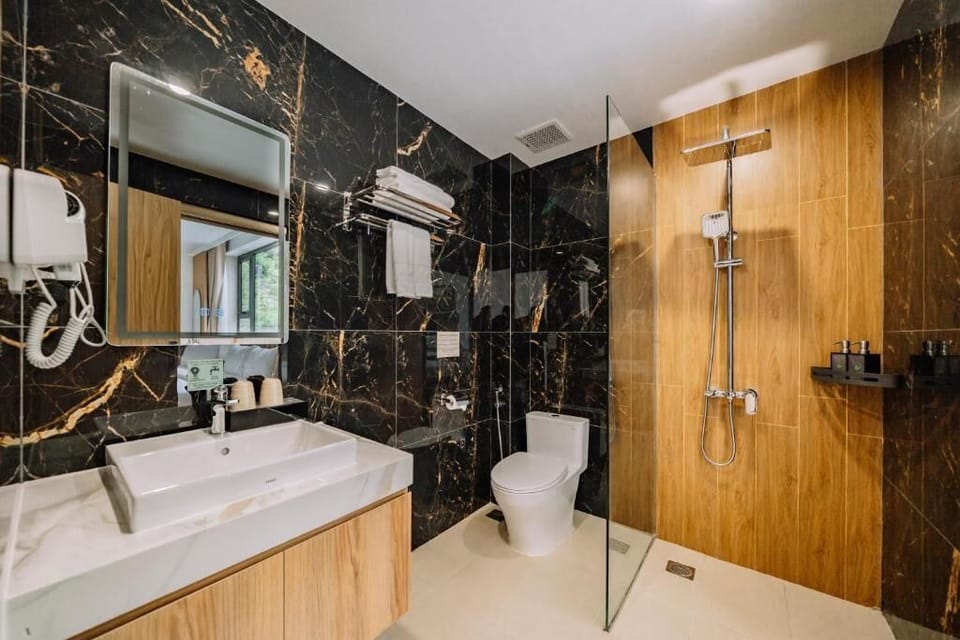 Deluxe Twin Room | Bathroom | Free toiletries, hair dryer, towels, soap