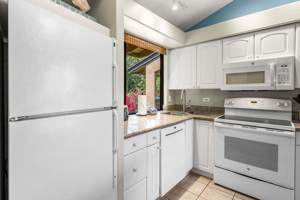 Condo, 1 King Bed with Sofa bed, Garden View (Wailea Ekahi 52D) | Private kitchen | Coffee/tea maker