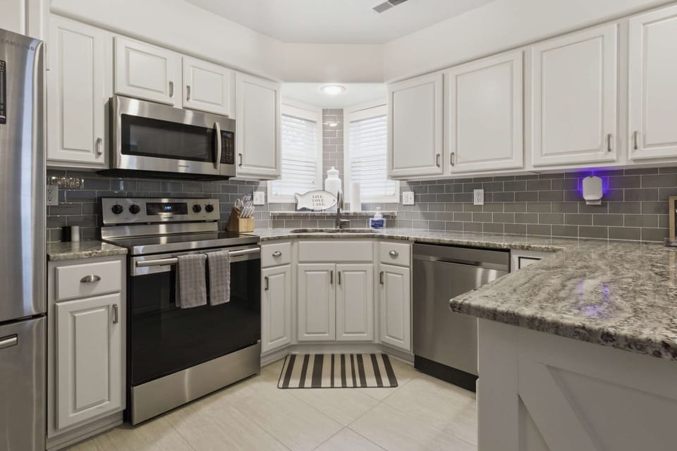 House, Multiple Beds (767 Brush Creek) | Private kitchen
