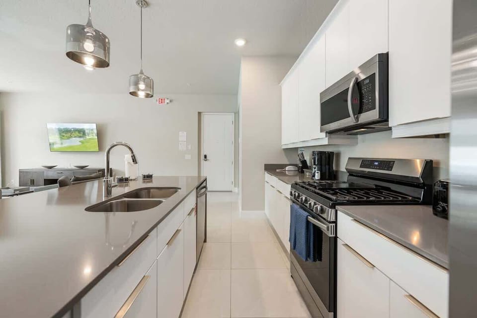 Whether it’s morning coffee or a late-night bite, this kitchen keeps everyone close and comfortable.