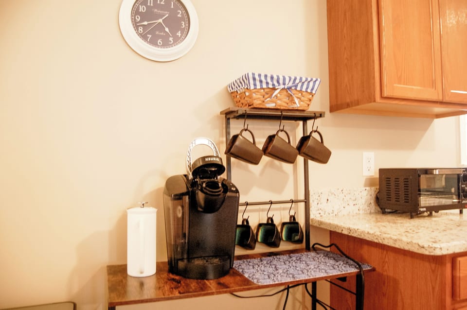 ☕ Start your morning at the dedicated coffee station with a Keurig, coffee mugs, and everything you need for your first cup. 🌞 Conveniently set up beside the kitchen, it's the perfect place to ease into the day.
