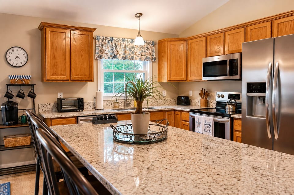 🍳 Cook, gather, and enjoy! The spacious kitchen features plenty of counter space, stainless steel appliances, and island seating that makes meals and conversations easy. ☕🥘✨